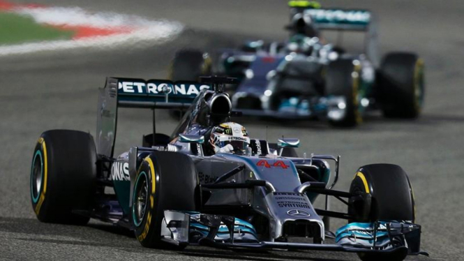 Pembalap Mercedes, Lewis Hamilton (depan) berduel dengan rekannya, Nico Rosberg.