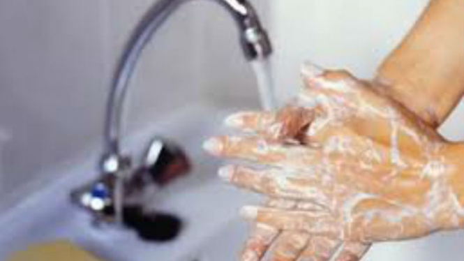 Cuci tangan.