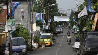 Diduga Raiha Suara Sedikit, Caleg di Garut Tutup Jalan Pakait Tembok