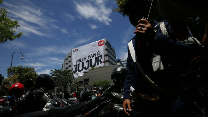 Spanduk Raksasa Terpasang di Gedung KPK, Jakarta