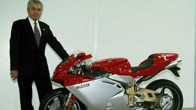 Massimo Tamburini berpose di motor MV Agusta