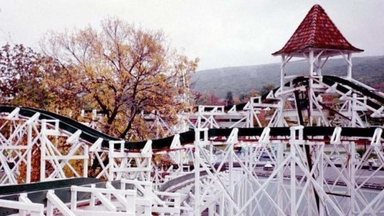 Foto Sensasi Meluncur Dengan Roller Coaster Tertua di Dunia