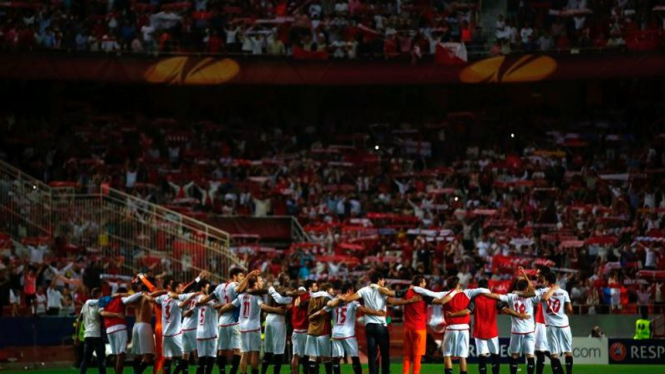 Pemain Sevilla merayakan lolos ke semifinal Europa League