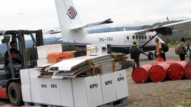 Pesawat penangkut logistik Pemilu 2014