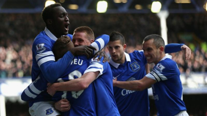 Pemain Everton merayakan gol