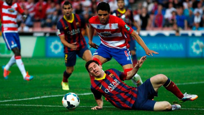 Lionel Messi terjatuh saat Barcelona lawan Granada
