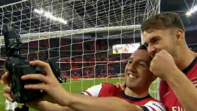 Dua pemain Arsenal berfoto selfie