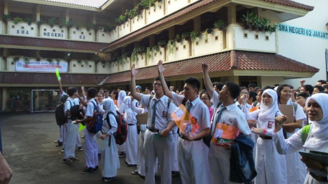 Ratusan siswa SMA 62 Kramatjati menggelar doa bersama