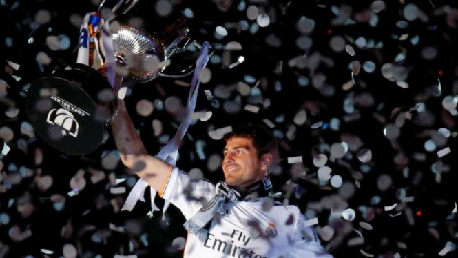 Kapten Madrid, Iker Casillas mengangkat trofi Copa Del Rey