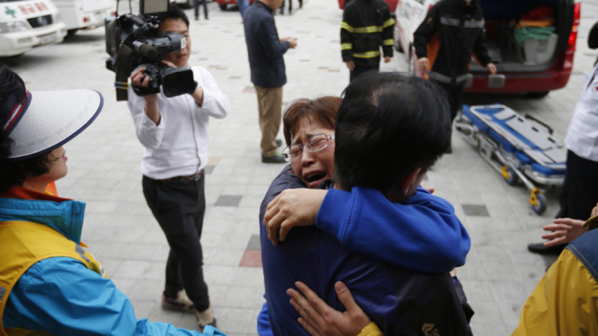 suasana haru keluarga korban feri tenggelam di korea selatan
