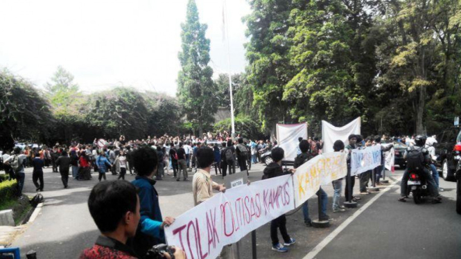 Mahasiswa ITB Demo Jokowi