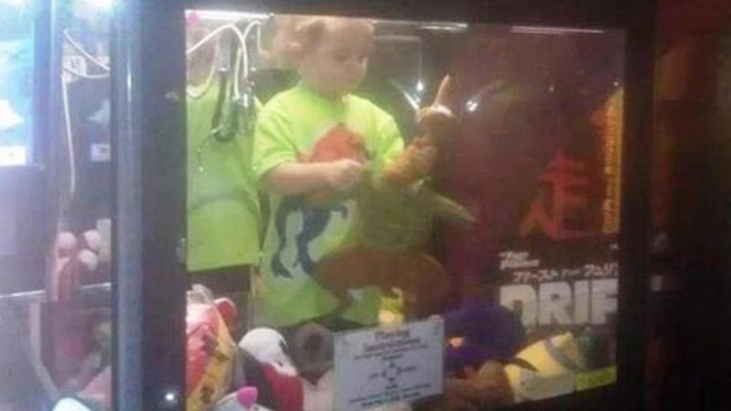 Seorang bocah terjebak di mesin pancing boneka