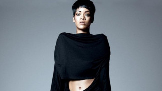 Rihanna Dipaksa Hapus Foto Topless oleh Instagram