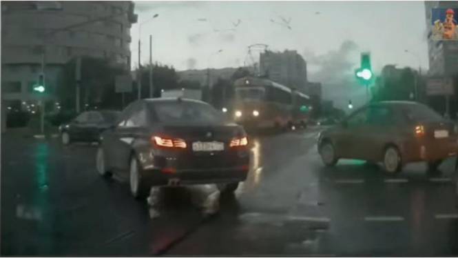 Cuplikan video mobil hantu di Rusia