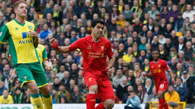 Luis Suarez mencetak gol ke gawang Norwich City