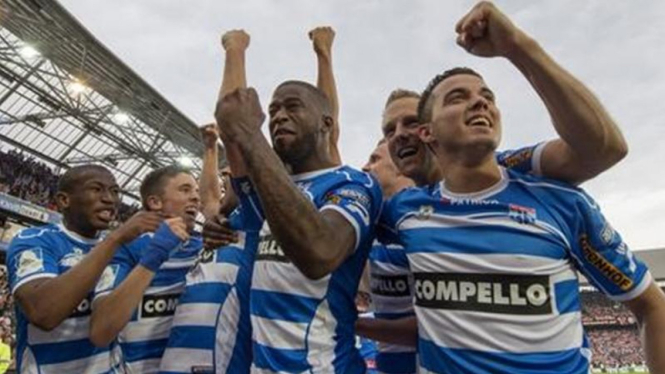 Para pemain PEC Zwolle merayakan gol.