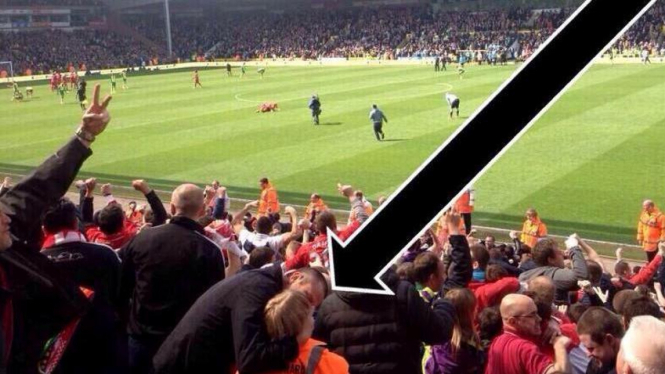 Fan Liverpool cium steward