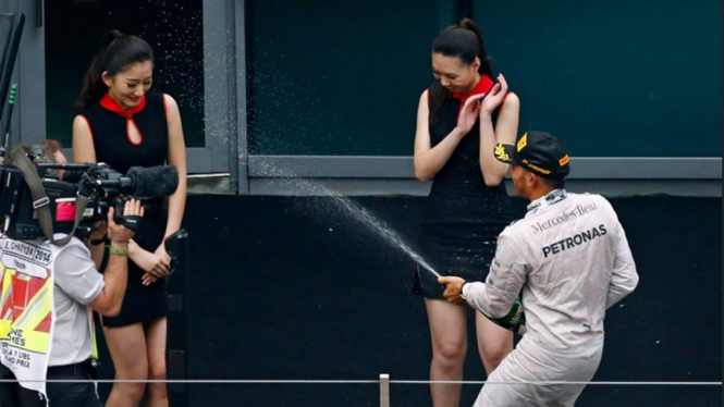 Lewis Hamilton menyemprot gird girl di GP China 