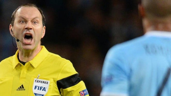 Wasit Jonas Eriksson saat memimpin laga Manchester City