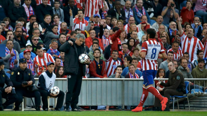 Jose Mourinho (kiri) saat Chelsea melawan Atletico