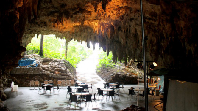 Cave Cafe di Jepang