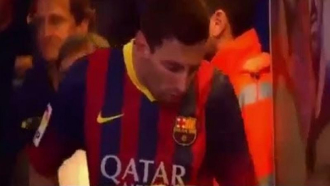 Pemain Barcelona, Lionel Messi, tertangkap kamera muntah