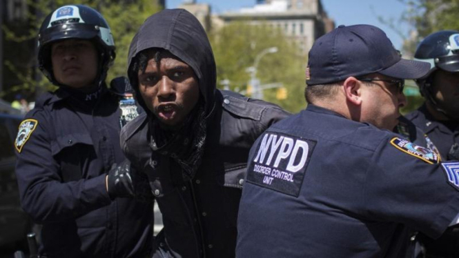 Polisi Kota New York menangkap seorang warga beberapa waktu lalu