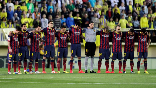 Pemain Barcelona melakukan minute silence untuk Tito Vilanova