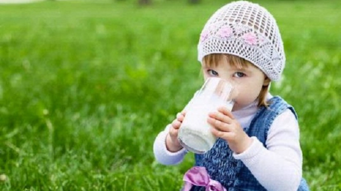 Anak minum susu.