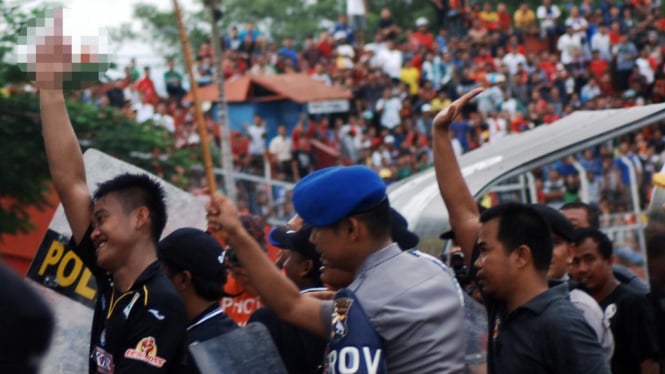 Kurnia Meiga mengacungkan jari tengah ke suporter Semen Padang