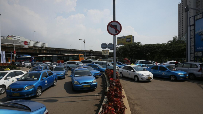 Unjuk Rasa Sopir Taksi di Taman Impian Jaya Ancol