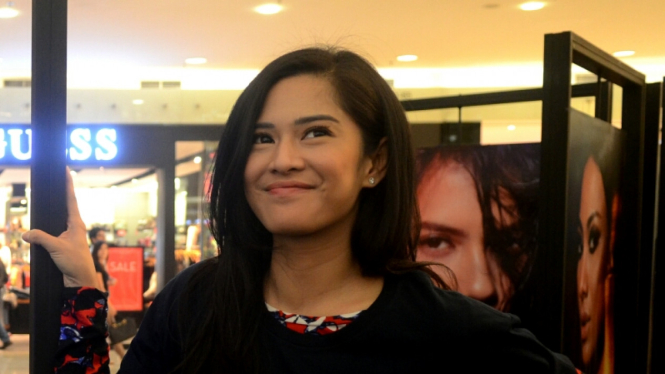 Dian Sastro Man Manual Senayan City