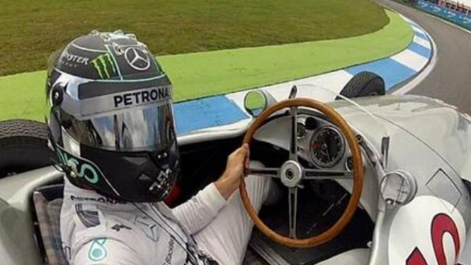 Aksi selfie Nico Rosberg.