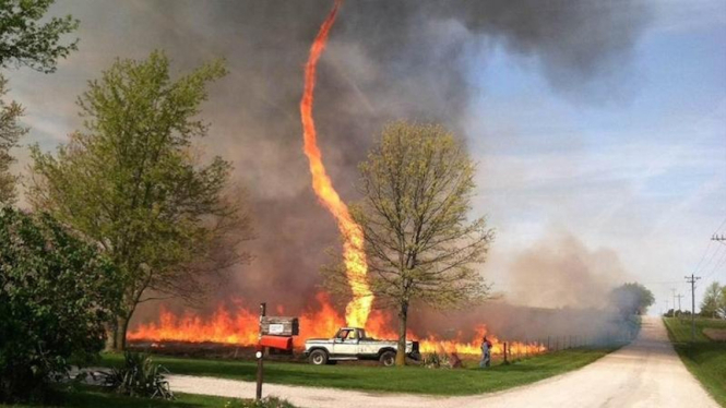 Firenado, fenomena tornado api di AS