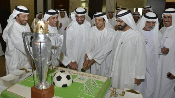 Pemilik Manchester City, Sheikh Mansour, memotong kue raksasa