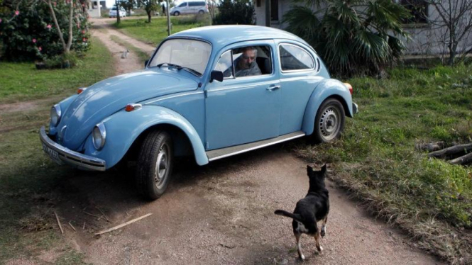 Jose Mujica bersama mobil kesayangannya.