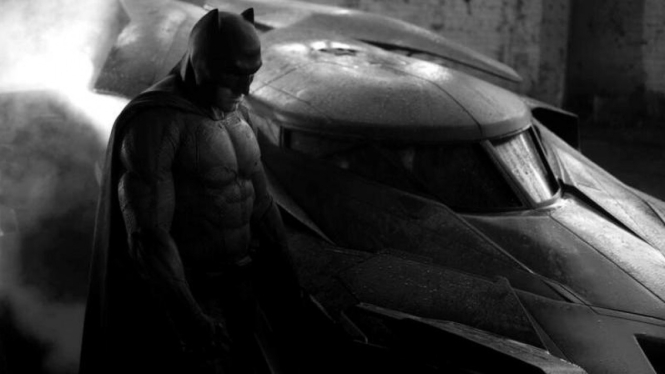Batman bersama Batmobile barunya.