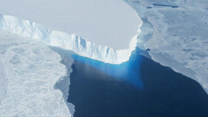 Es di Antartika mencair.