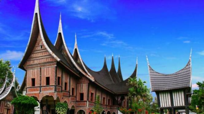 Rumah Adat Minangkabau Bentuk Fungsi Keunikan Dan Bahannya Halaman 3