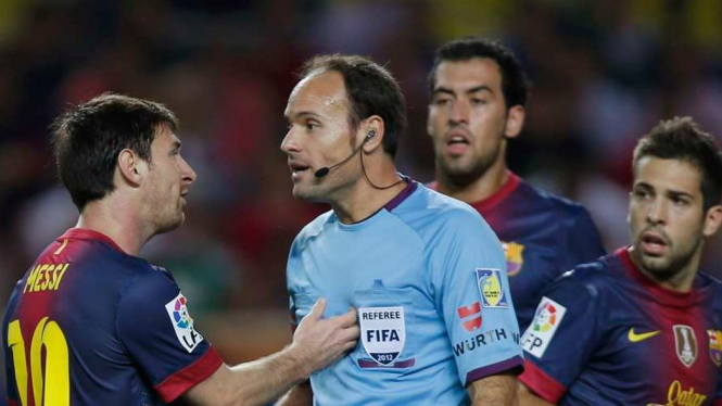 Wasit Antonio Mateu Lahoz berbicara dengan Lionel Messi