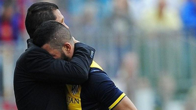 Arda Turan mendapat pelukan dari Diego Simeone