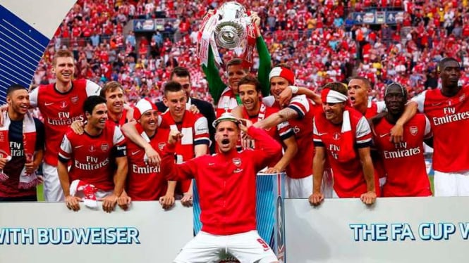 Para pemain Arsenal usai menjuarai Piala FA 2013/14.
