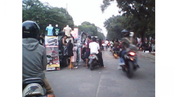 Pasar kaget kawasan insudtri Pulogadung.