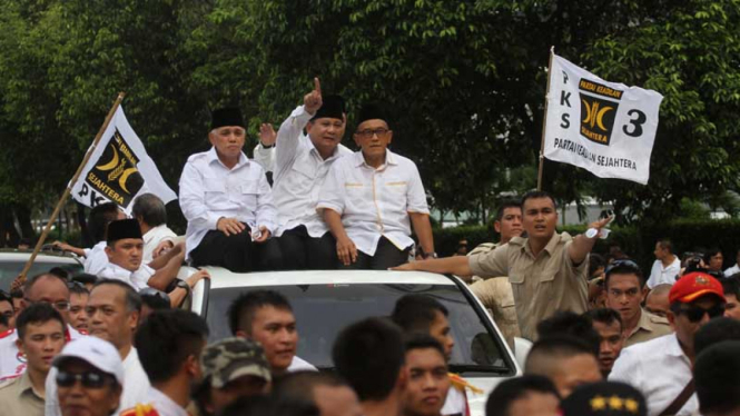 Usai Mendaftar Pilpres, Prabowo-Hatta-ARB Diarak Pendukung