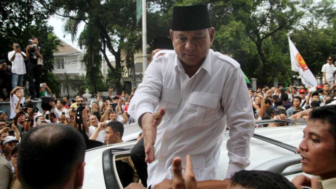 Usai Mendaftar Pilpres, Prabowo-Hatta-ARB Diarak Pendukung