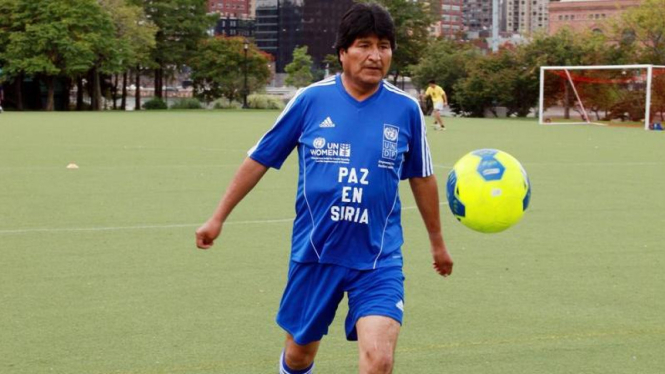 Mantan Presiden Bolivia, Evo Morales, saat bermain sepakbola.