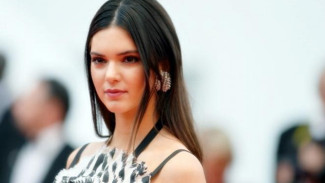 Kendall Jenner Nekat Topless di Majalah
