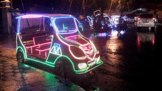 Mobil Gowes Menggerlapkan Alun-alun Selatan Yogyakarta