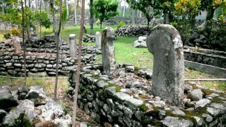 Makam di Sumatera dengan Nisan Berupa Palus
