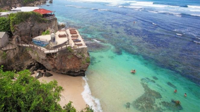 Pesona Indah Pantai Suluban Bali